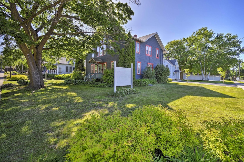 Walk to Dtwn Shops & Eats: Sturgeon Bay Retreat view 5
