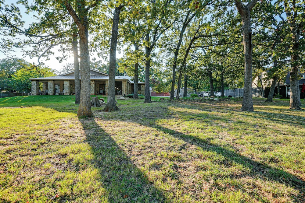 Family Friendly! Lakefront Escape in Pottsboro