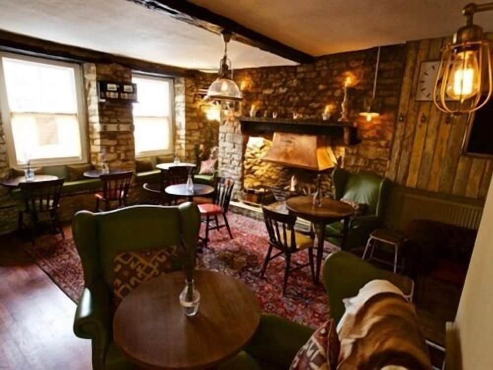 Woodstock Vacations - Woodstock Arms - Property Image 2