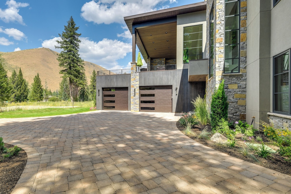 Luxury Alpine Home w/ Hot Tub: 1 Mi to Sun Valley! view 5