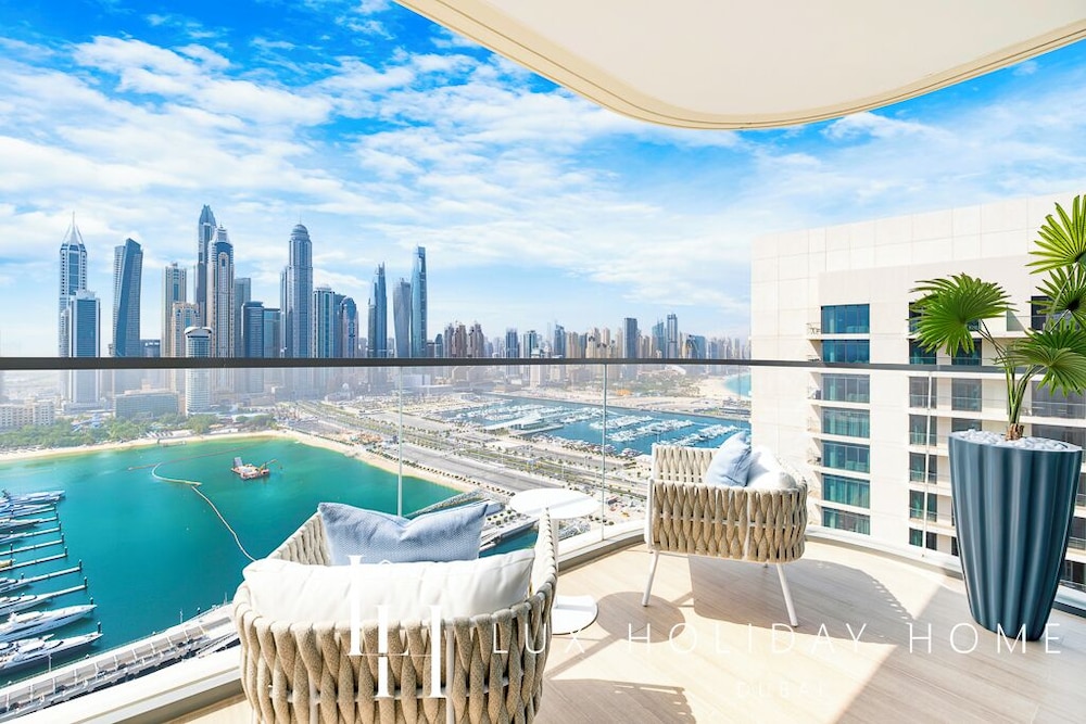 LUX The Marina Vista Beachfront Suite 3