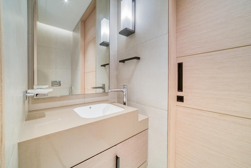 Serene Beachfront Ain Dubai View at Address JBR