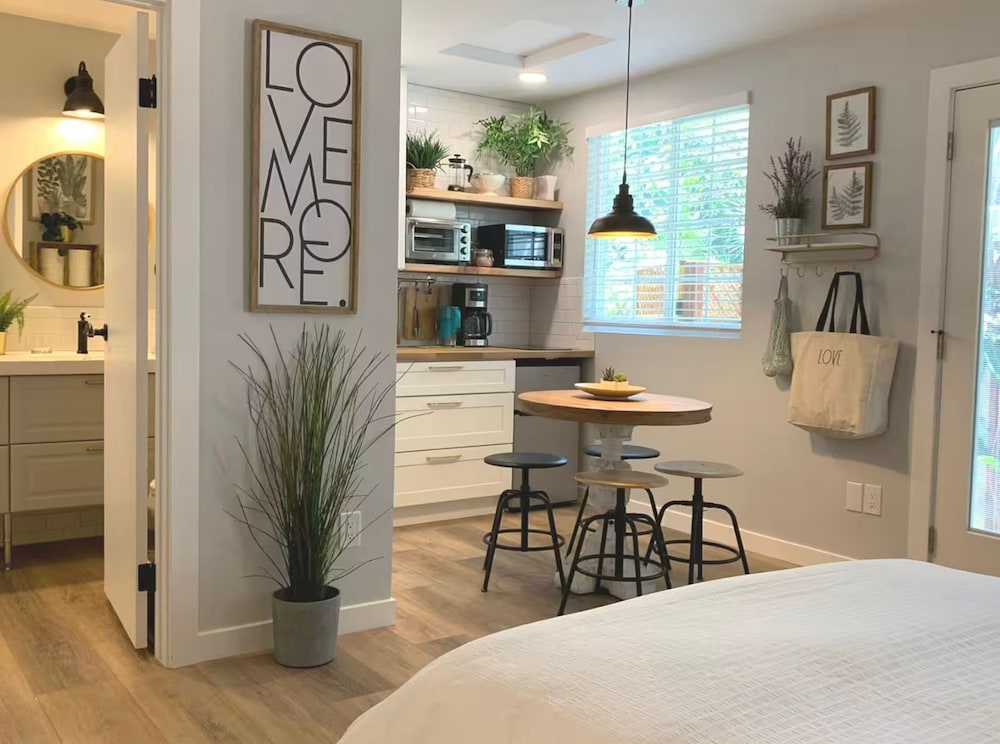 New Cozy Studio 2 Queen Beds, Kitchen Walk to Water