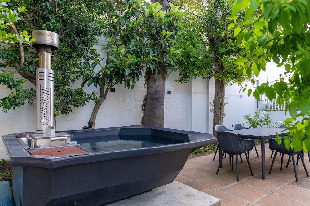 Cape Azure Oasis - Sea Point Retreat With hot tub