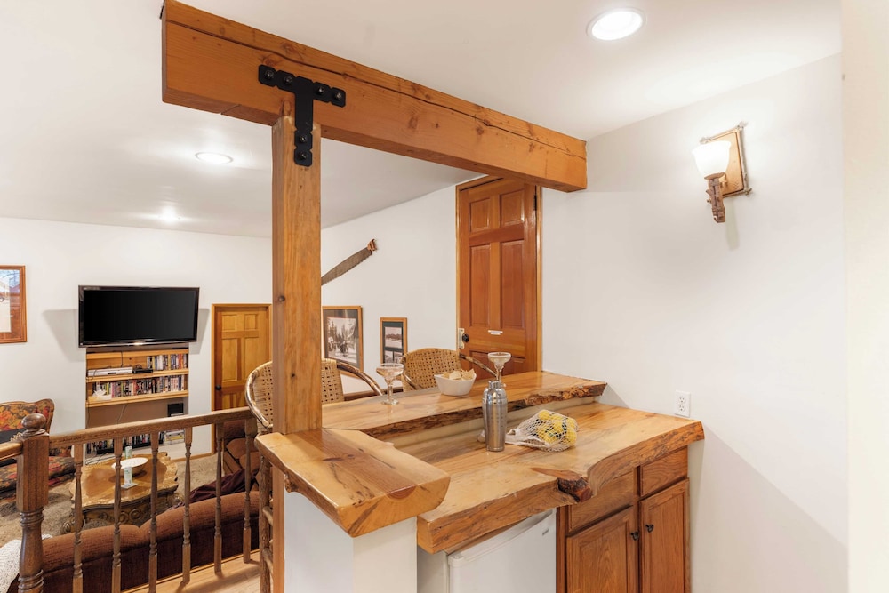 Lakeview Cabin w/ Game Room & Deck Near Ski Slopes & Trails Sleeps 20 Waterview by Avantstay