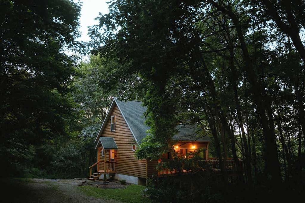 Cheerful Two Bdrm Cabin With Hot Tub & Pet Friendly