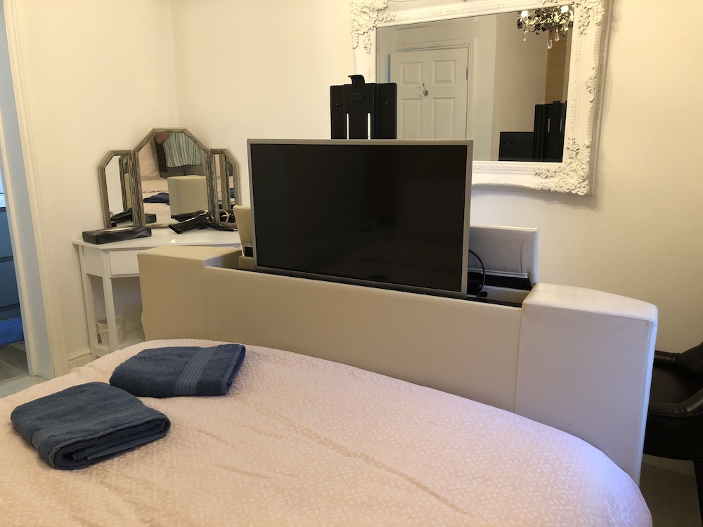Beautiful 2 Bed Balcony Apart Seafront Eastbourne view 5