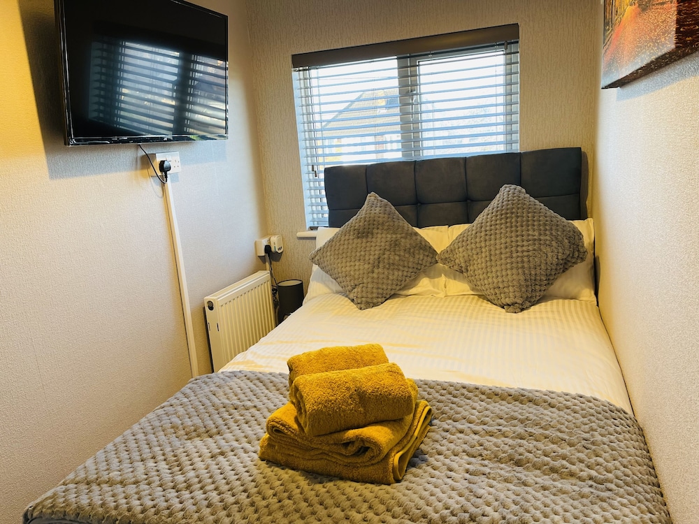 Beautiful 4-bed House in Birmingham Airport NEC view 5