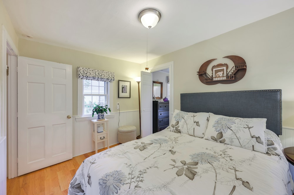 < 1 Mi to Dtwn Salem: Apt w/ Shared Patio & Yard!
