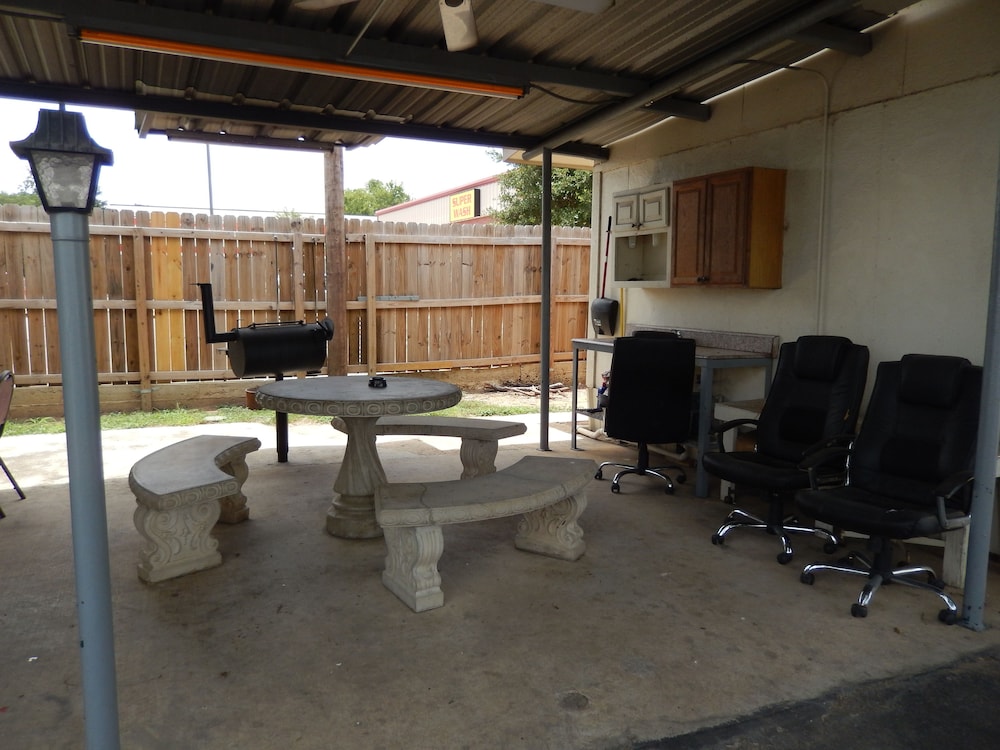 Pearsall Executive Inn