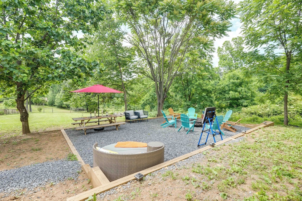Front Royal Studio w/ Mtn Views & Brick Oven