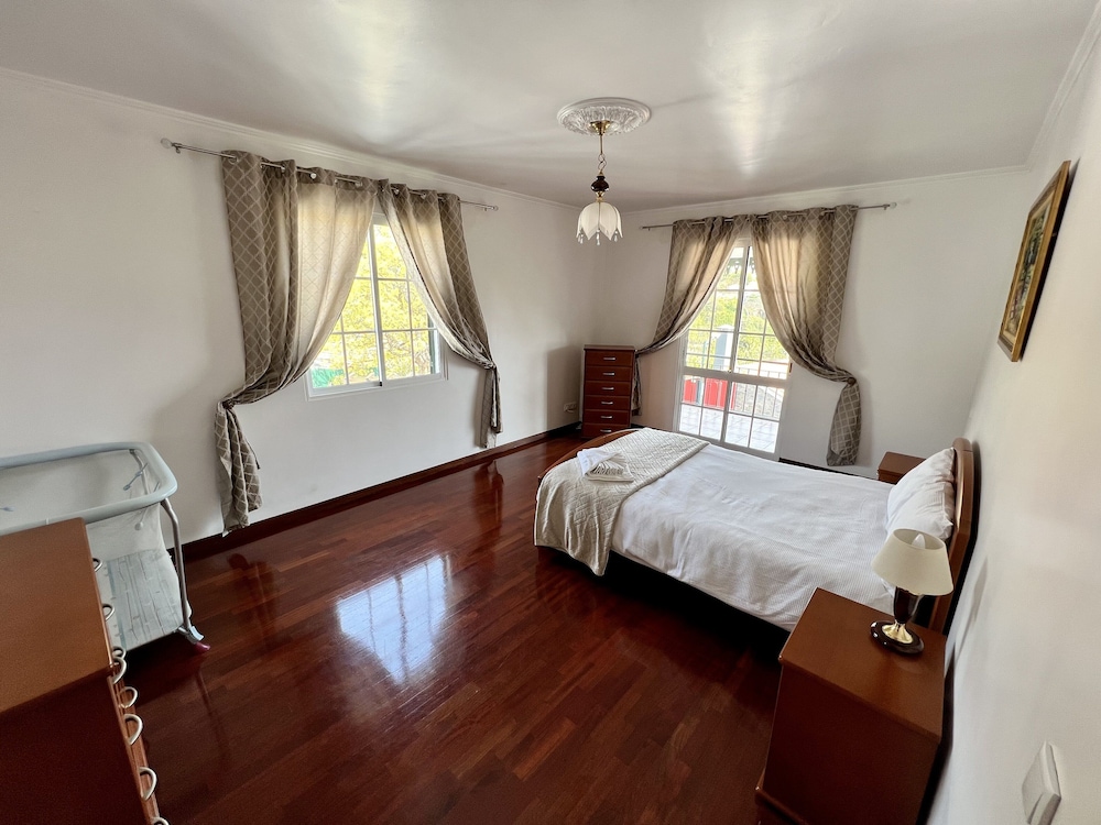 Classic Tranquil Madeiran 4-bedroom Villa Funchal view 4