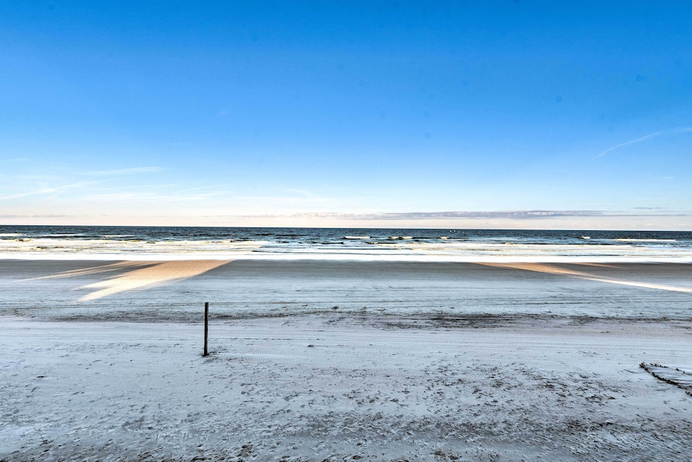 Balcony w/ Ocean Views: Daytona Beach Gem w/ Perks