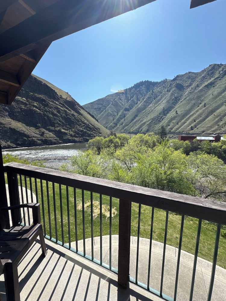 Salmon Rapids Lodge