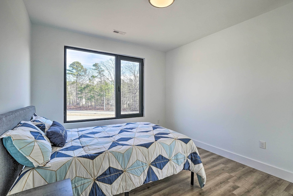 Spacious & Modern Townhome 6 Mi to Duke!