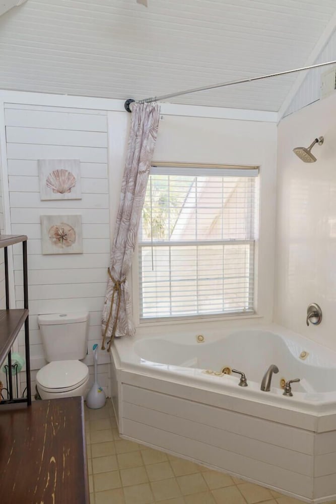 Charming 3-bed, 2-bath Home With Wonderful Views of the Golf Course