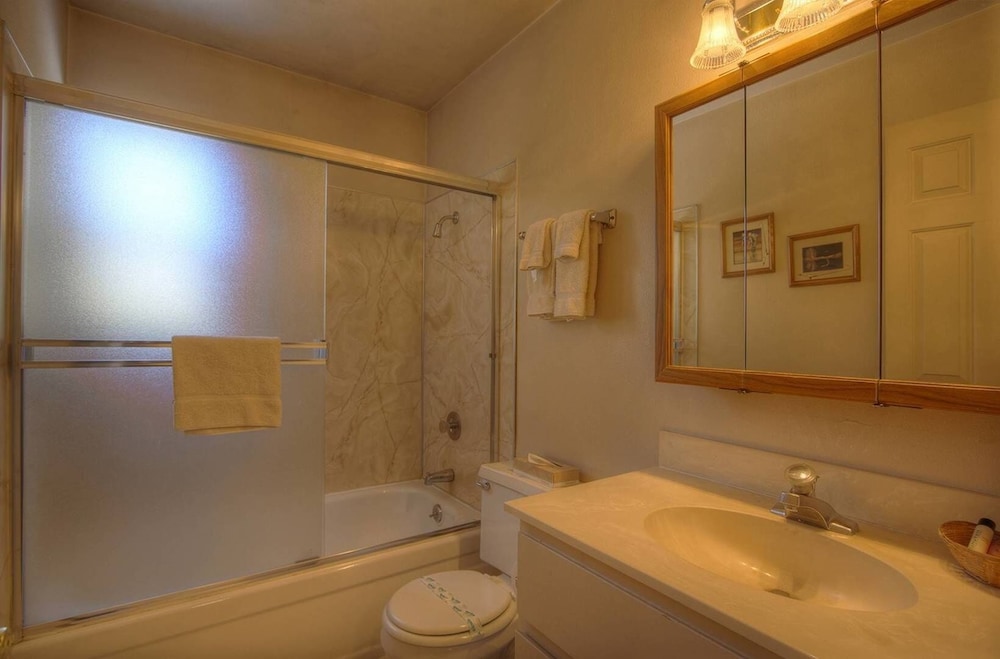 Lake Tahoe Vacations - Heavenly Mountain Hideaway 2 Bedroom Home by RedAwning - Property Image 9