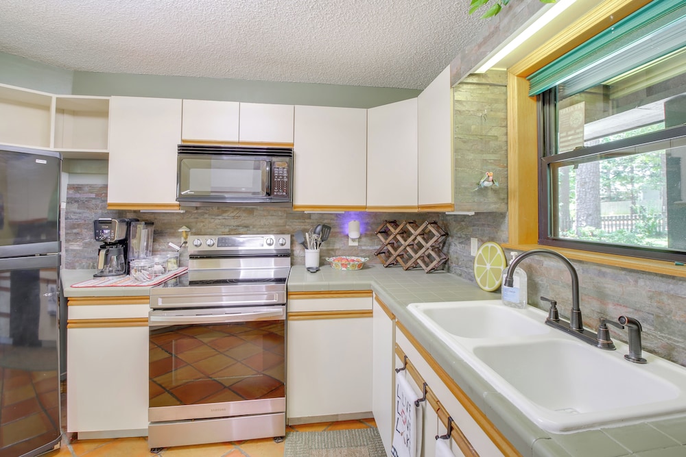 Secluded Lake Hamilton Access: Hot Springs Home