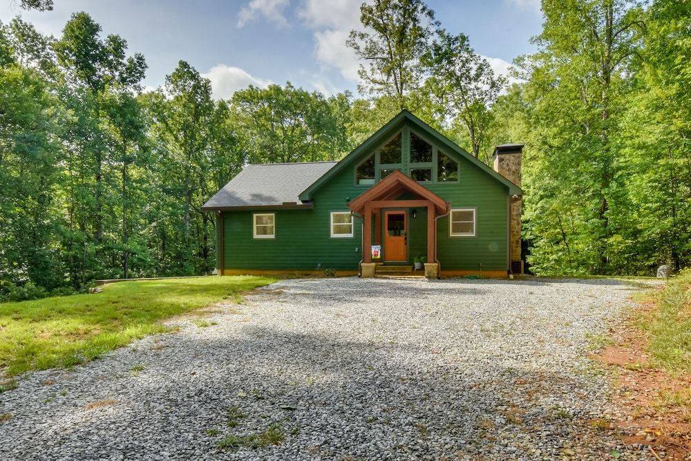 Scenic Duplex Cabin Rental Near Lake Burton! view 4
