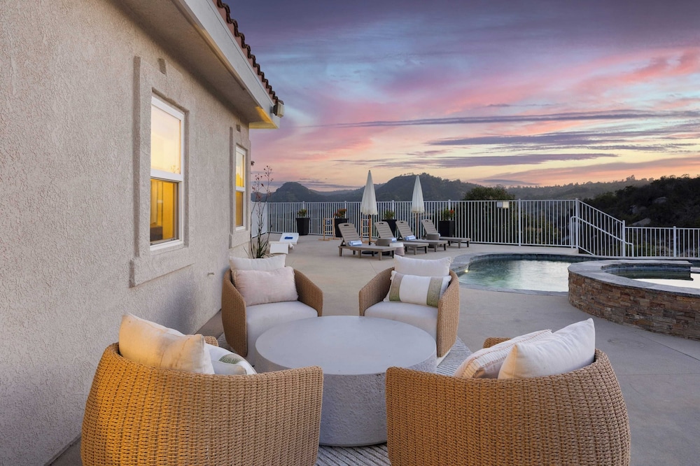 Pool, Views, Hot Tub, Fire Pit & Arcade Vista Clara by Avantstay