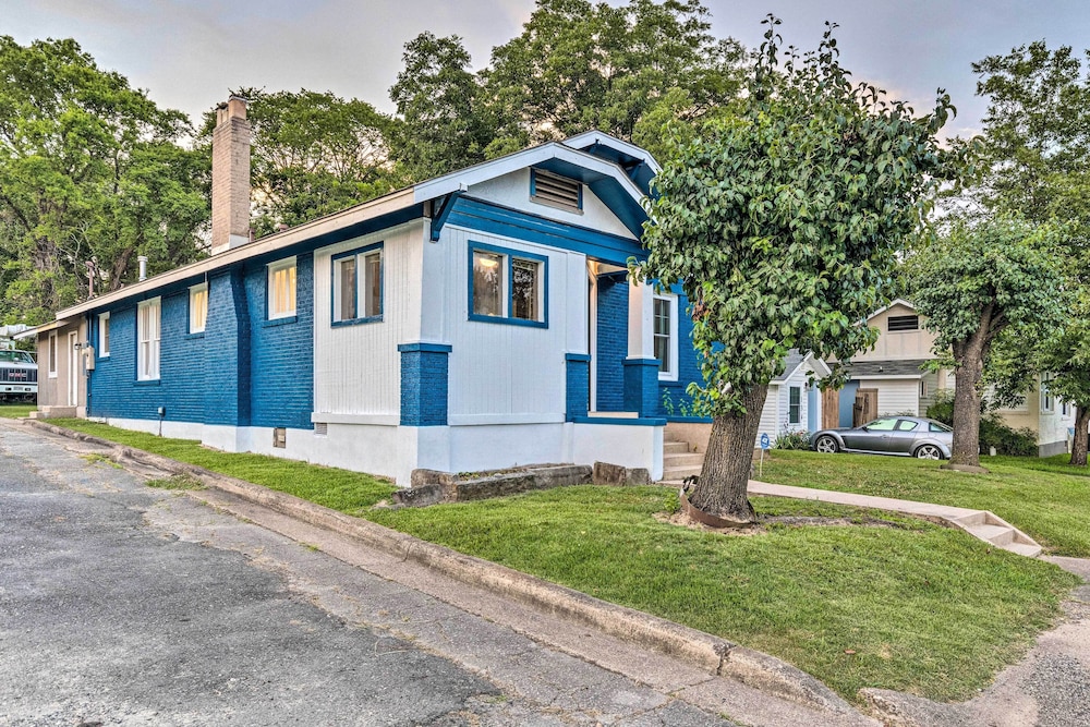 1 Mi to Bathhouse Row: Bright Hot Springs Home! view 4