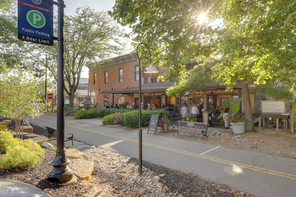 1 Block to Loveland Bike Trail: 'the Frog Man Inn'