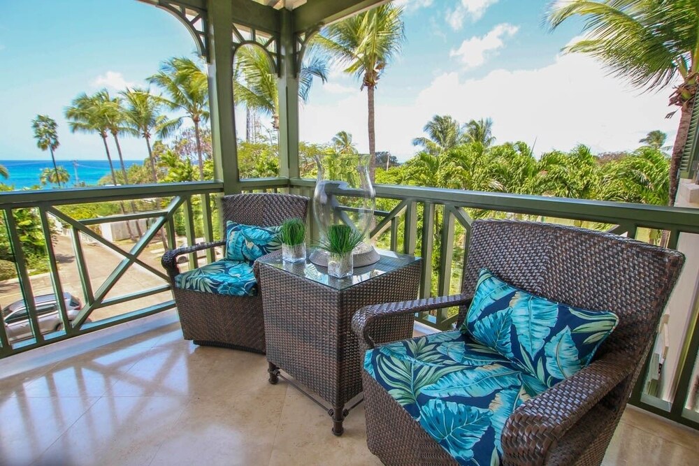 Ocean views apt with shared rooftop pool: Beacon Hill Surf by BSL Rentals