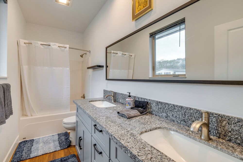 Walk to Marina: Tillamook Bay Apt w/ Water Views!