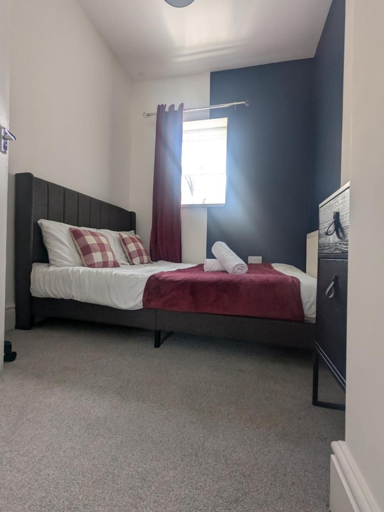 Charming Newcastle Home With Garden, Perfect for Families & Contractors