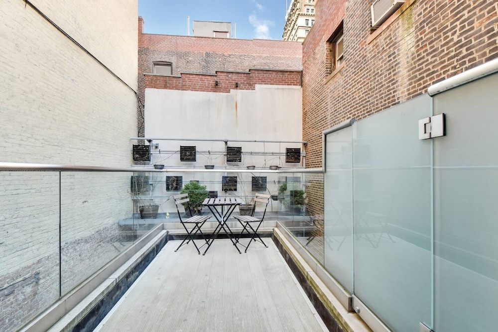 Irving Manor by Rove Triplex w Outdoor Spaces