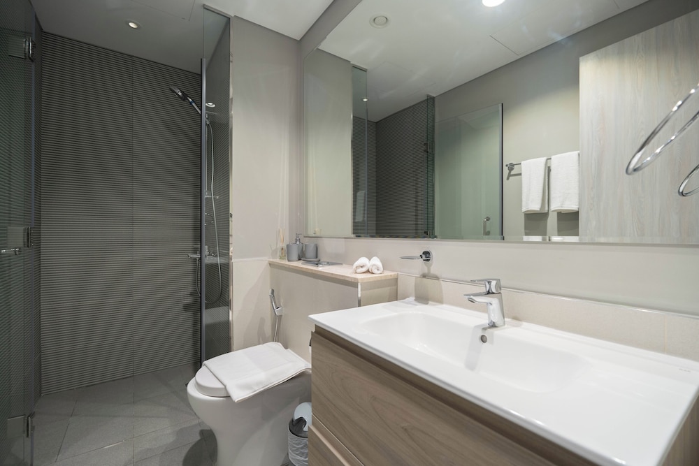 Lake-View 1BR Retreat in Business Bay