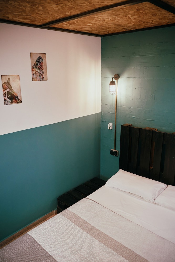 LOFT HOSTAL Group 90