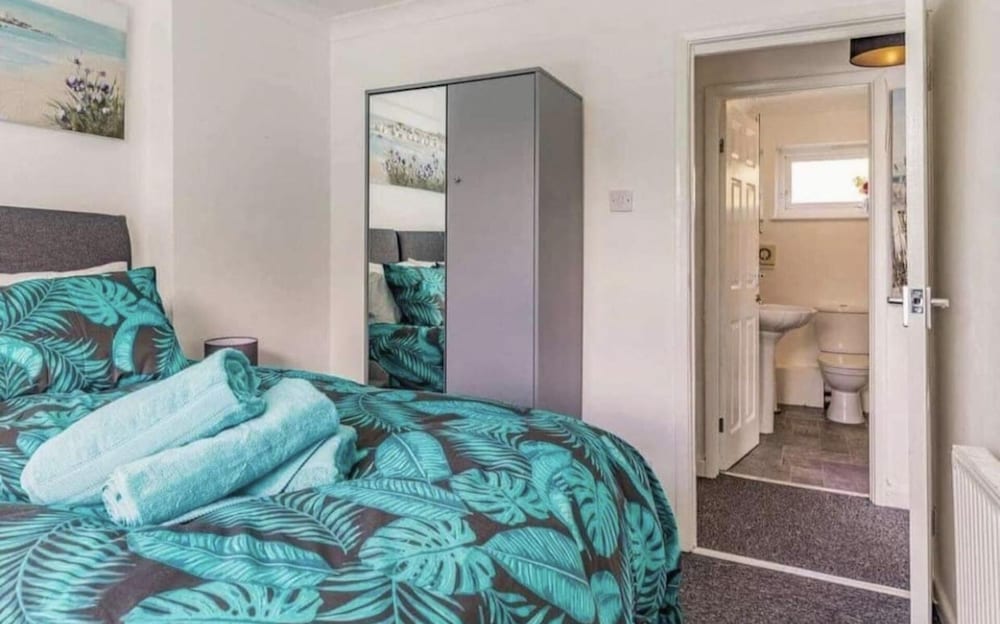 Lovely Apartment Sleeps 6 Singles in Torquay view 3