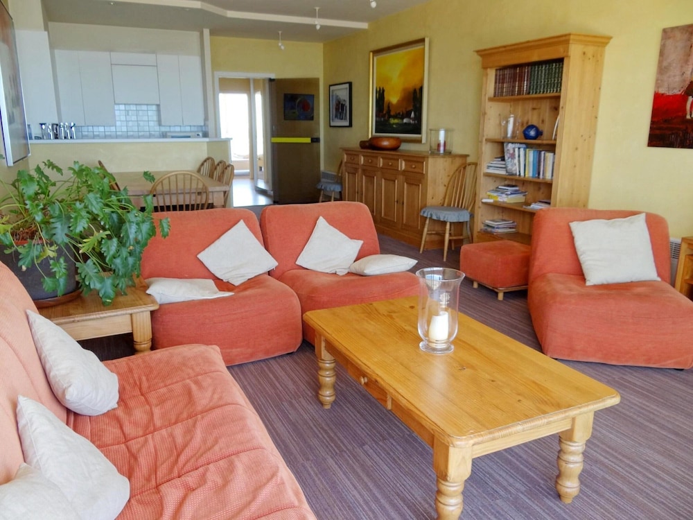 Coastal Comfort With Parking