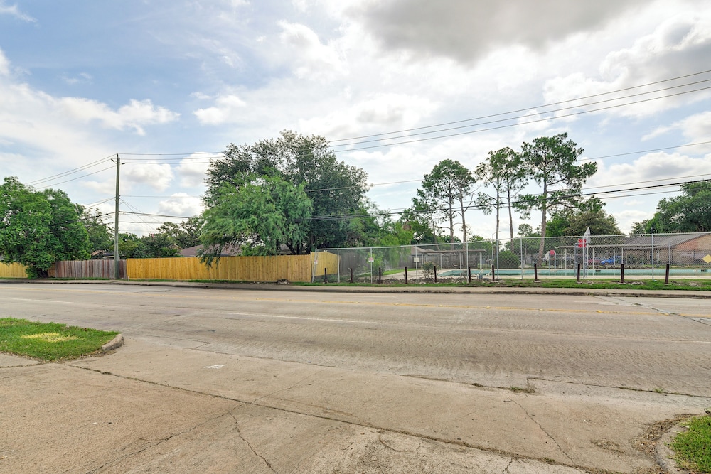 2 Mi to Chinatown: Pet-friendly Houston Home