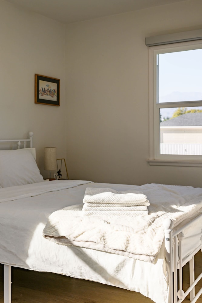 Cozy Stylish Home Spacious Fully Equipped Stay