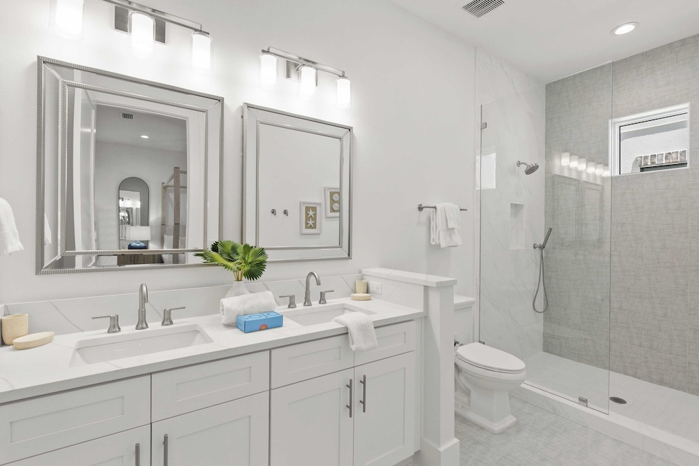 30A Salt & Solace Pool, Golf Cart, Hot Tub + Outdoor Kitchen