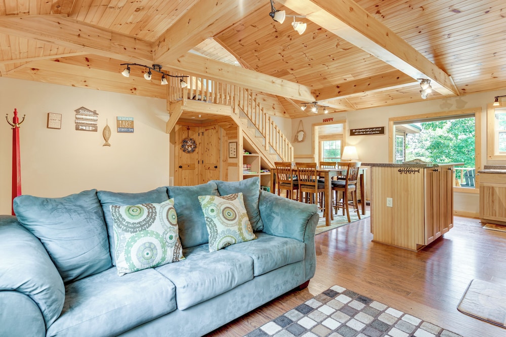 Boat Dock: Family-friendly Douglas Lake Home!