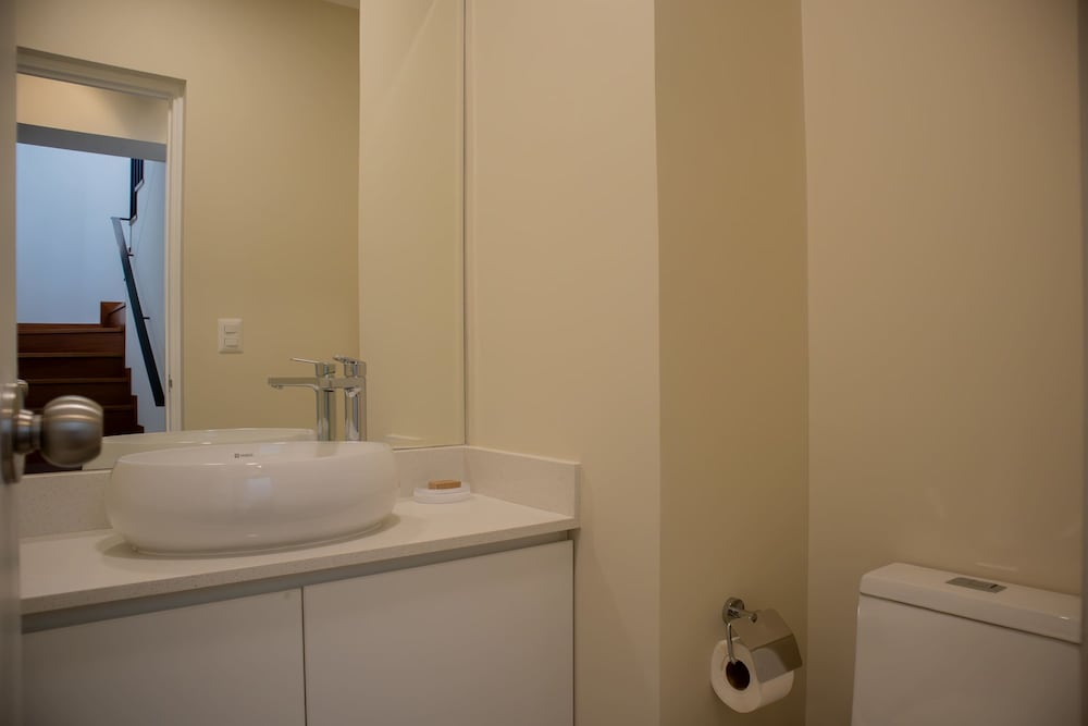 w Modern 3BR w Balcony Near Kennedy Park