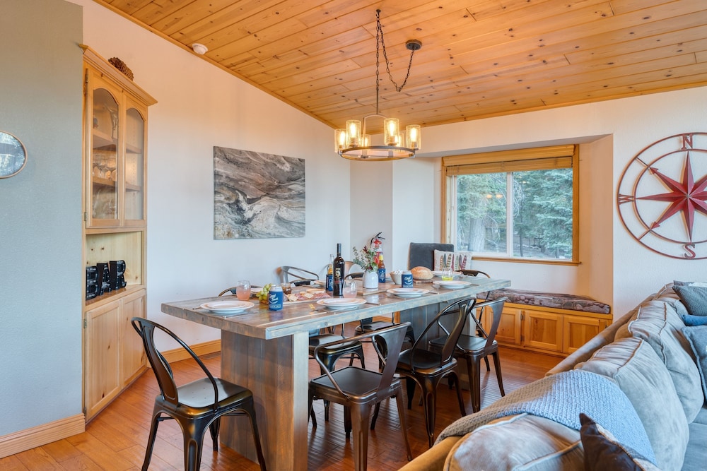 Golden Summit by Avantstay Stunning Secluded Cabin w Access to Tahoe Donner
