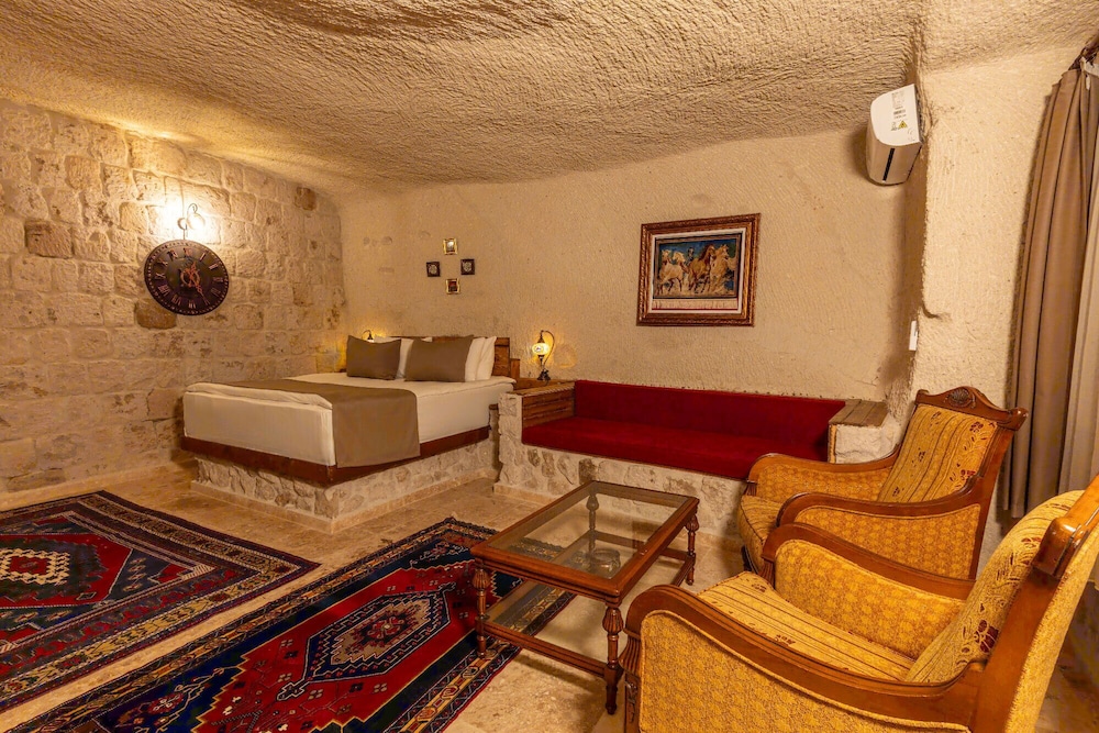 Arkelas Cave House