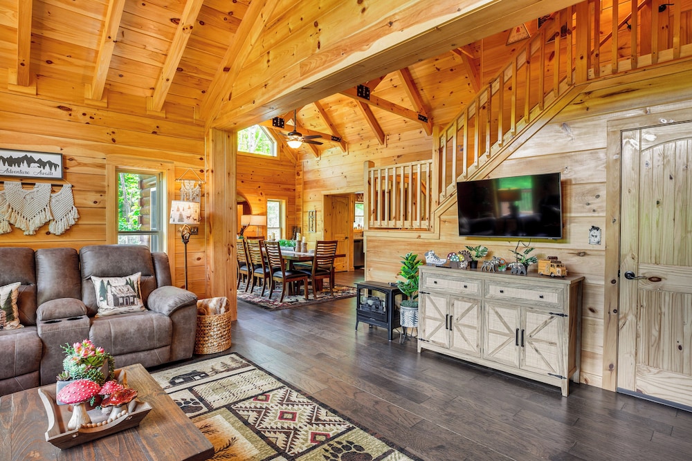Lakefront Cabin in Elk Park w/ Hot Tub & Mtn Views