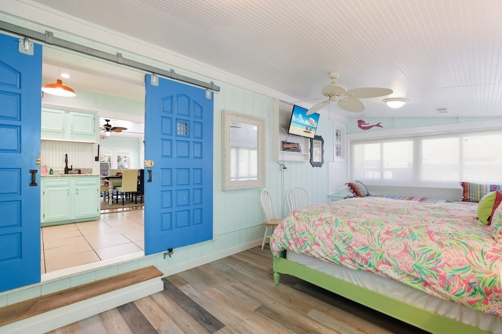 Marmalade Mermaid 3 Bedroom Home by RedAwning