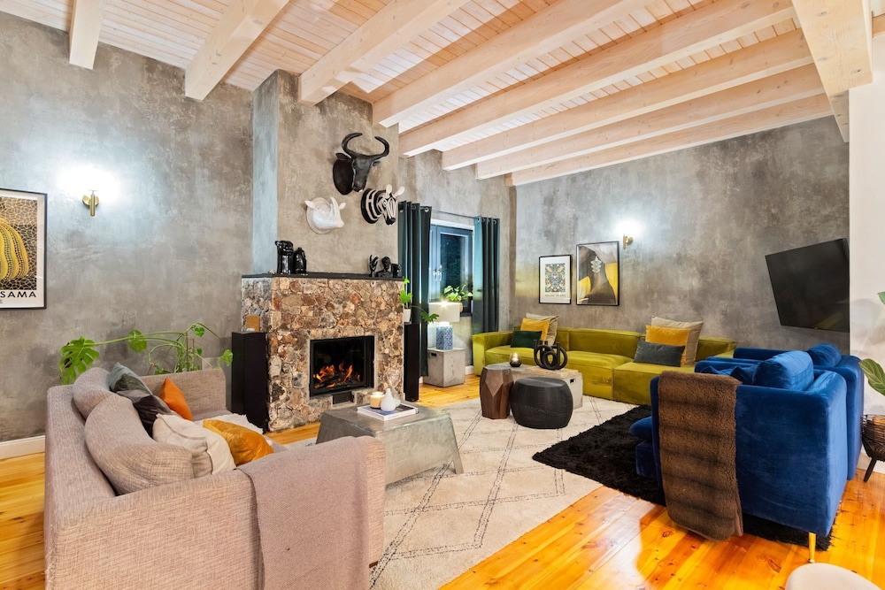 Higgo Crescent Villa