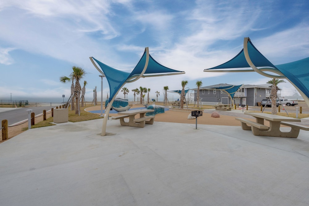 Steps to Beach: Corpus Christi Condo w/ Balcony
