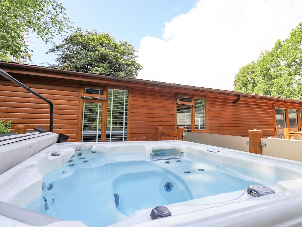 Lakes Lodge