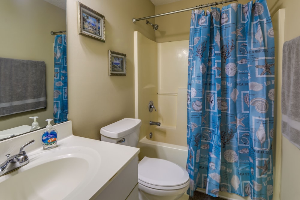 Charming Emerald Isle Escape < 1 Mi to Beach! view 3