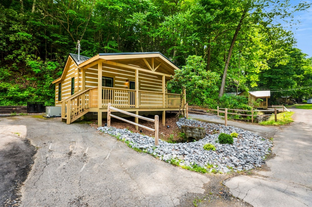 2bdrm Cabin 3 Gburg Pet-friendly Firepit Games