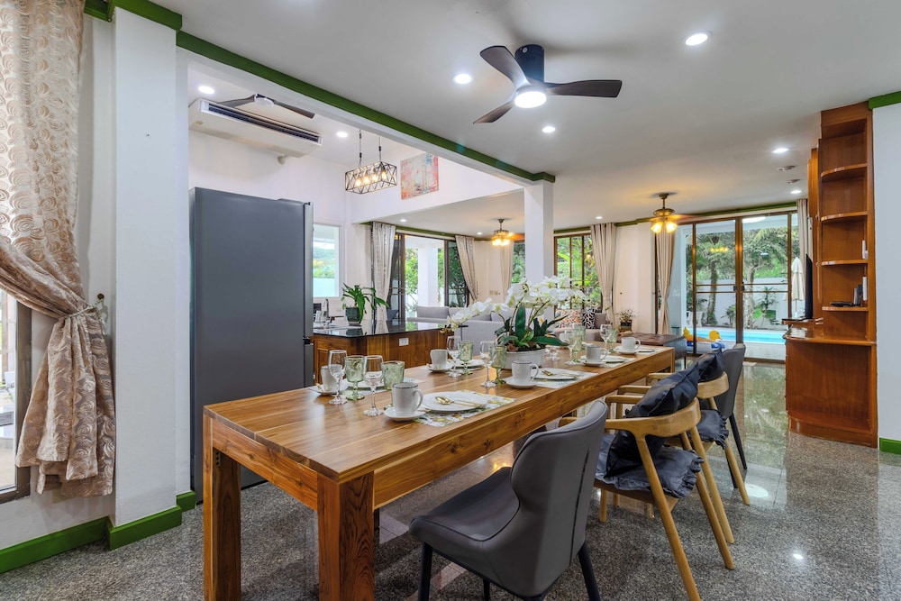 4BR with Pool Family BBQ Near Mall V260