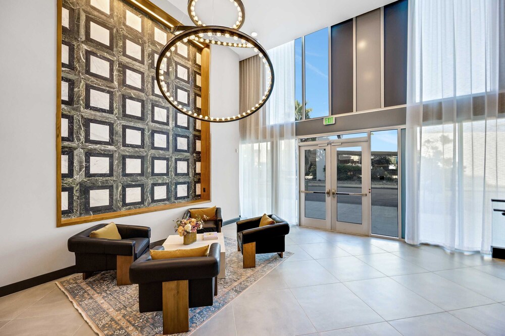 Luxury 3BR Hollywood Sign View by Oneluxstay